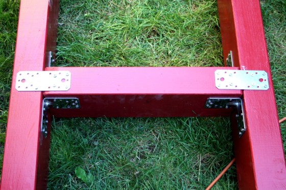 Verbinder und Schrauben sind aus Edelstahl.