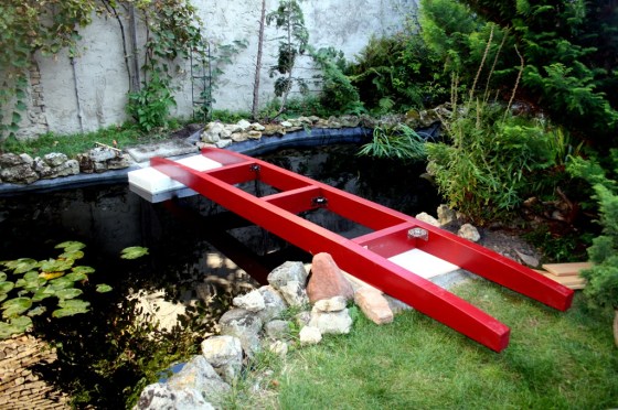 Die Brücke wird schwimmend über den Teich bugsiert.