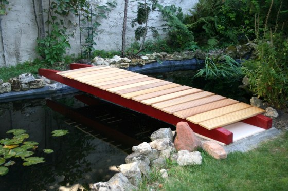 Die Brücke wird mit Schwellen aus Bangkirai belegt. 