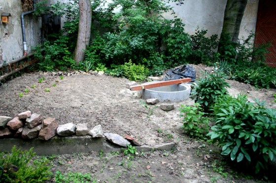 Um den Brunnen werden Nutzpflanzen gezogen. Kurze Wege zum Gießen.