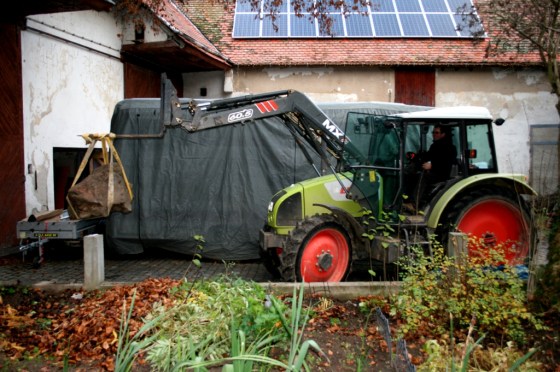 1.12.2013: CLAAS Traktor erfolgreich im Einsatz beim Umsetzen des Pumpensteins