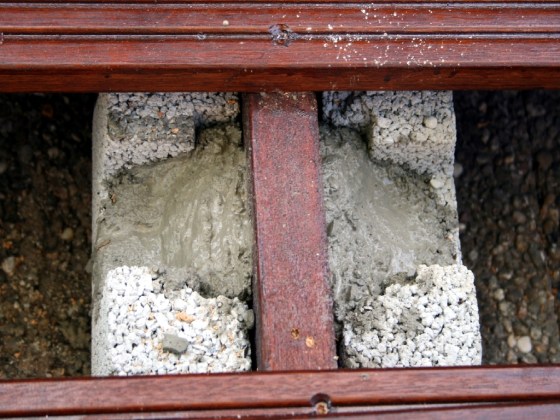 Die Fundamentsteine werden mit Beton verfugt, um Unebenheiten auszugleichen.