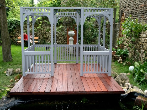 Die Wände stehen, die Pfosten werden mit der Terrasse verschraubt. Alle Winkel und Schrauben sind aus Edelstahl.