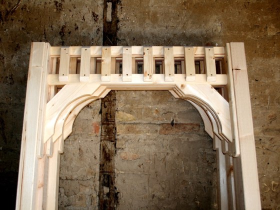 Der Pavilon wird vorgefertigt, aber unbehandelt geliefert.