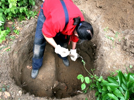 Das Loch für den Brunnen wird ausgehoben