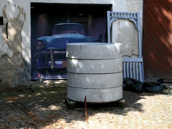 Die Betonringe bilden den Teil des Brunnens, der in der Erde liegt