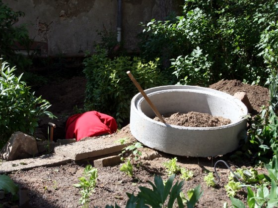 Das Loch wird verbreitert für den Lkw-Kran, der die Ringe im Boden versenkt
