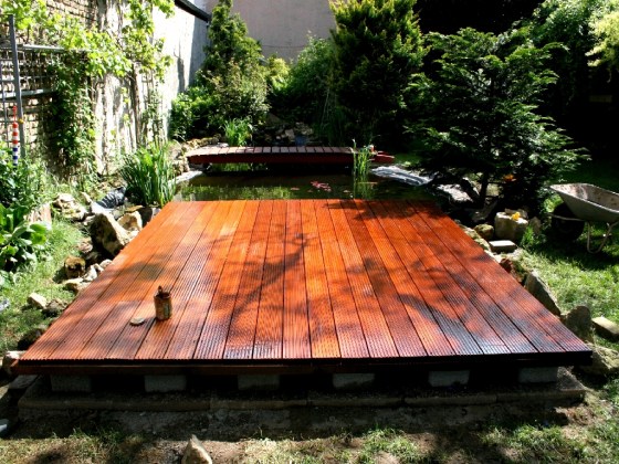 Die Dielen wurden zweimal mit Bangkirai-Öl behandelt.