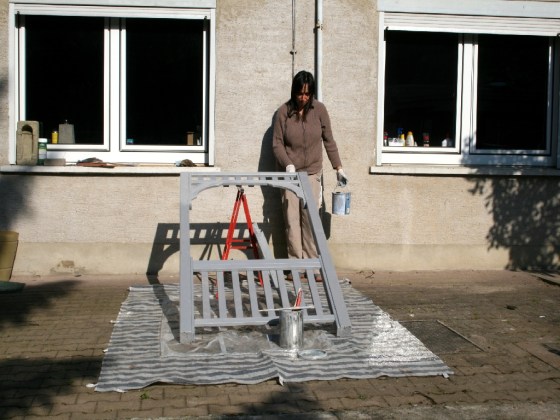 Frauen-Power bei der Holzbehandlung. 