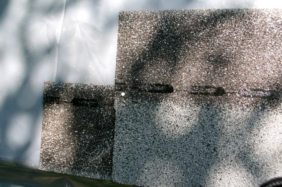 Für die unterste Reihe muß der obere Teil einer Schindelnreihe abgeschnitten werden. Darüber wird die zweite Reihe gelegt und mit Nägeln befestigt.