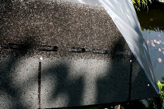 Die äußere Kante wird mit der Schere an den Dachwinkel angepaßt.