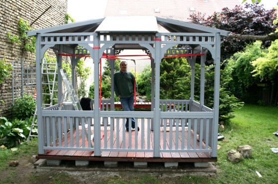 Die Dachteile wurden miteinander verschraubt. Hier zeigt sich, ob man bei der Montage der Wände einwandfrei gearbeitet hat.