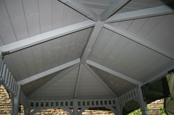 Das Dach wird mit Nut- und Federbrettern fertiggestellt.