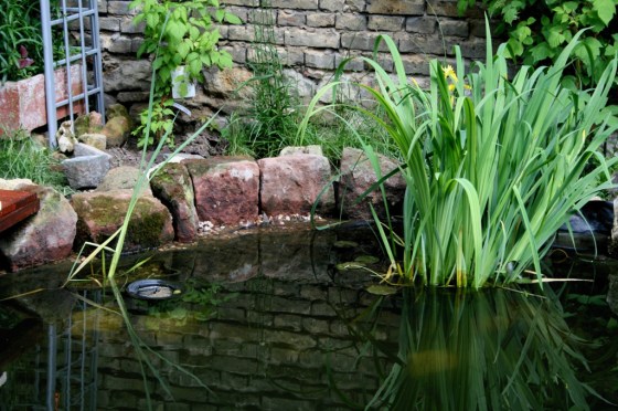 Die Randsteine werden neu aufgebaut und nach hinten versetzt
