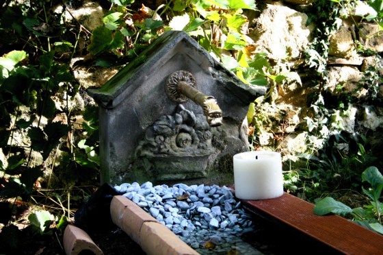 Der Wassergraben wird von einer Pumpe im See gespeist