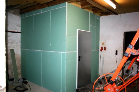 Tag 4: Die vordere Wand und die Tür werden fertiggestellt. Damit kann der Raum beheizt werden.