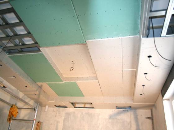 Über dem Bett bleibt Platz für den Beamerkasten. Rechts und links des Betts werden je 5 Lampen vorgesehen.