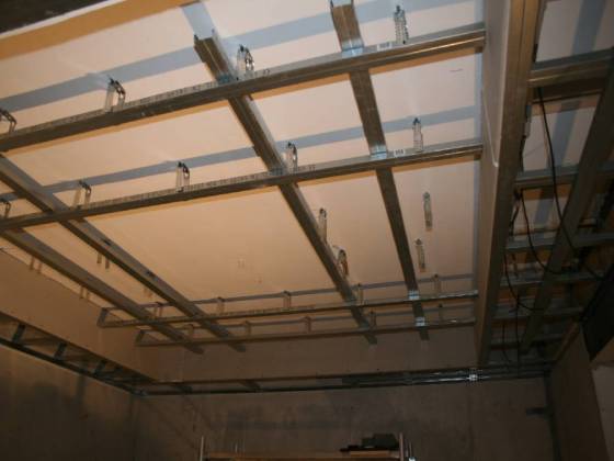 In der Mitte des Schlafzimmers wird die Decke nochmals abgehängt.