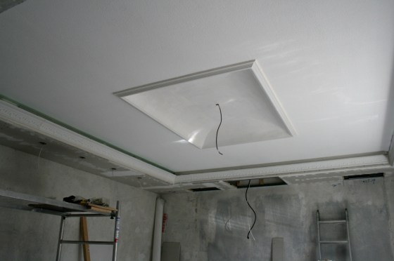 Die Deckenkuppel mit Abschlußleisten aus Stuck