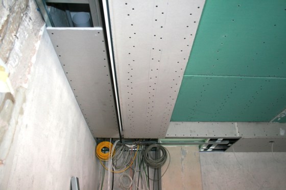 Nach dem Einbau verschwindet die Leinwand in der Decke.