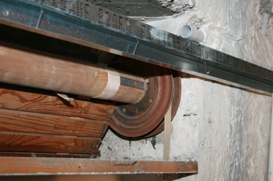 Der alte Rollo ist aus Holz und massiv schwer. Die handbetriebene Welle muß einem Motorrolladen weichen.