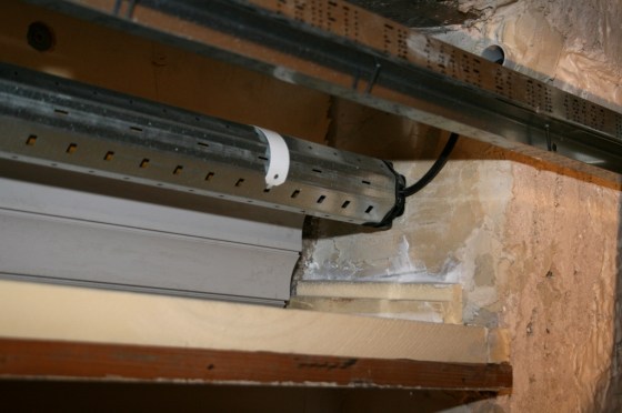 Der Rollo selbst wird mit demmitgelieferten Stecksystem an der Welle befestigt.