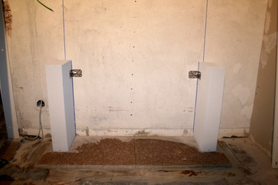 Die Bodenplatte besteht aus zwei Granitplatten, die normalerweise draussen verwendet werden.